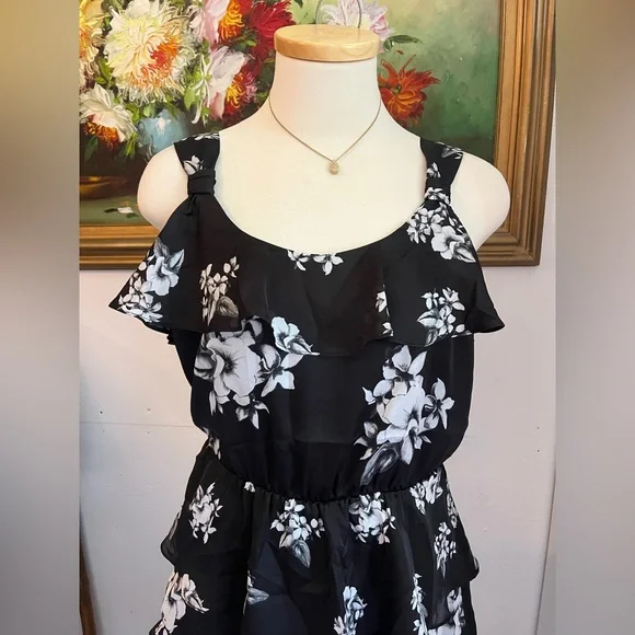 White House Black Market Black and White Floral Dress - Picture 3 of 8